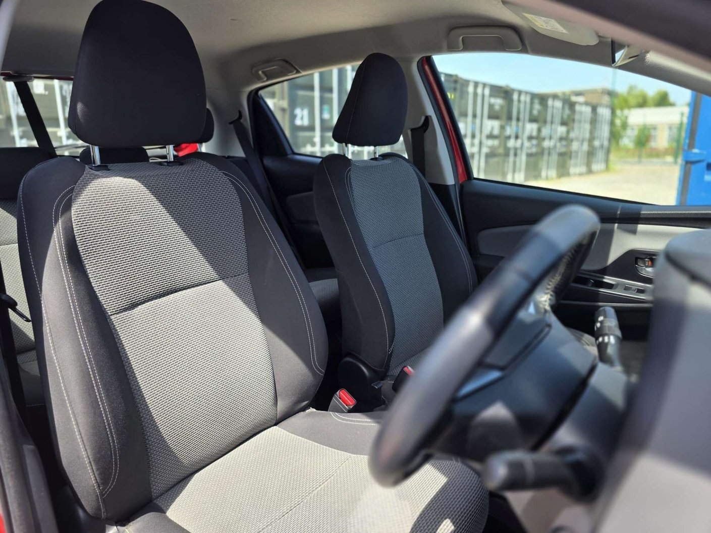 2015 Toyota Yaris 1.5 - Image 17