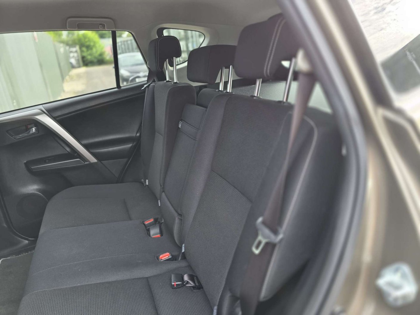 2016 Toyota RAV4 2.5 S line - Image 8