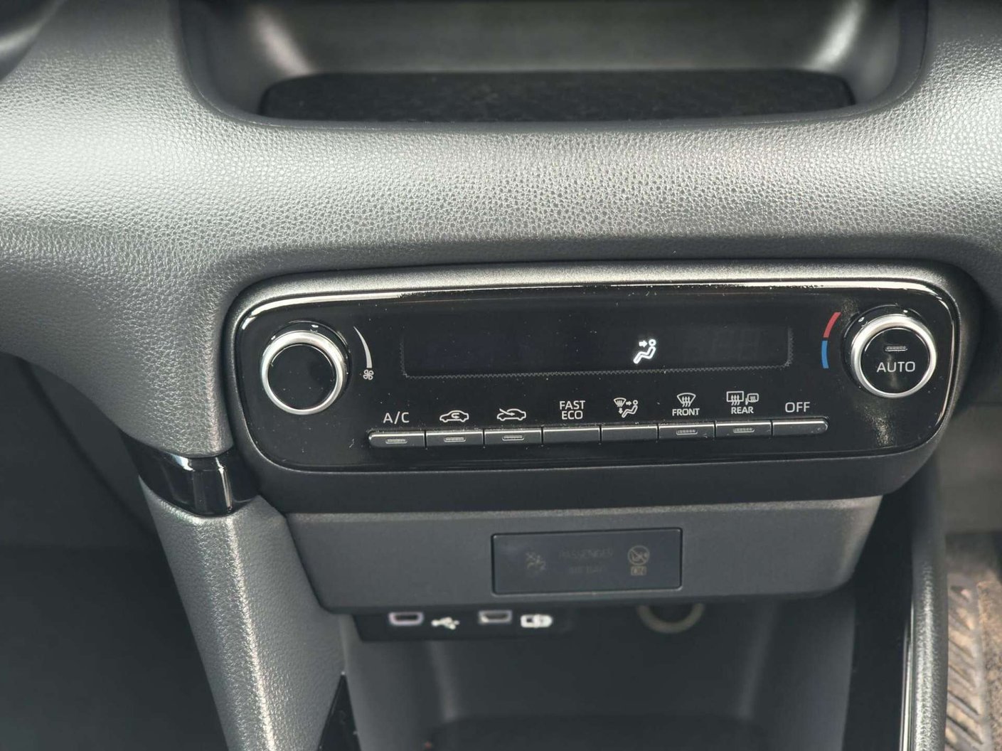 2024 Toyota Yaris 1.5 - Image 29