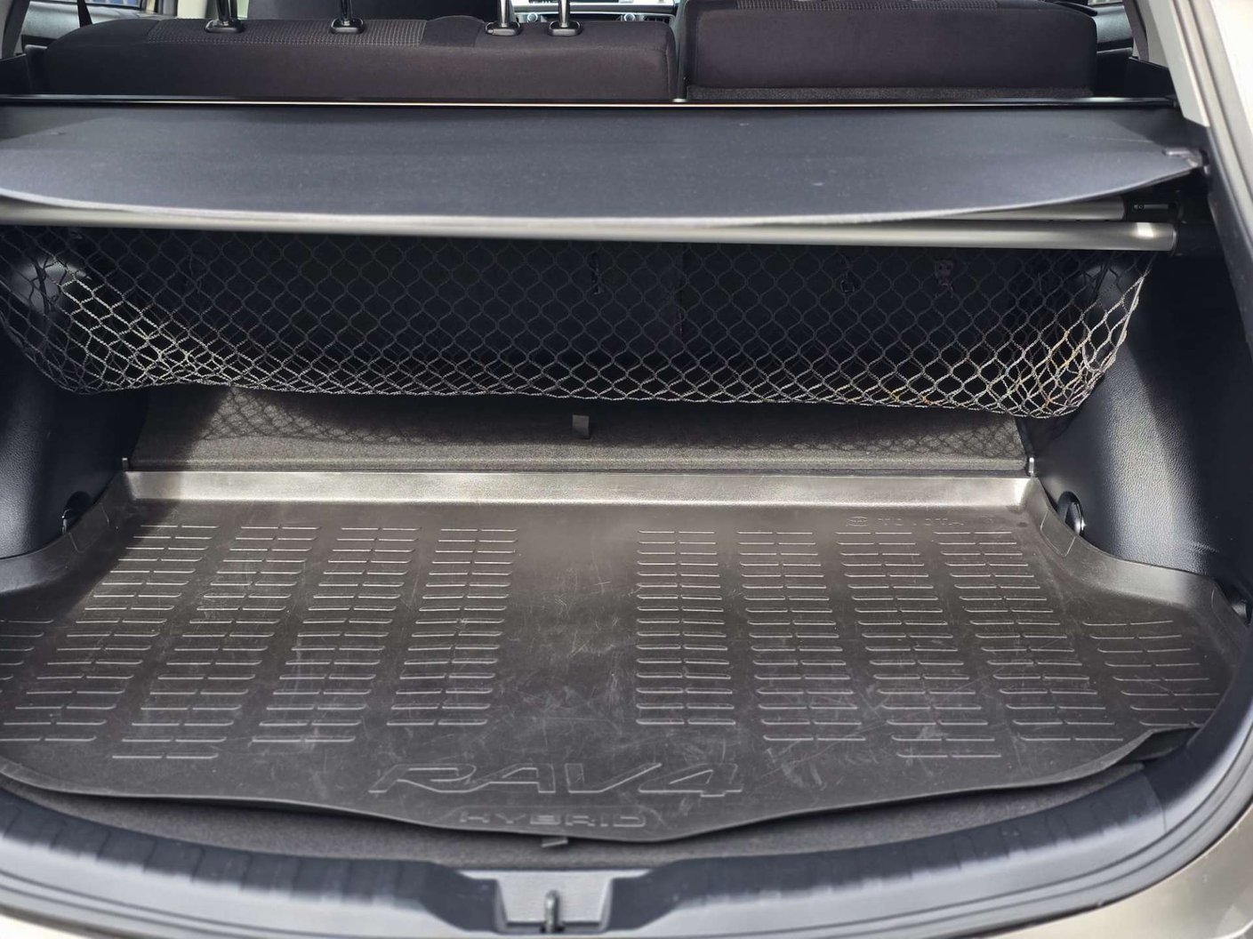 2016 Toyota RAV4 2.5 S line - Image 9