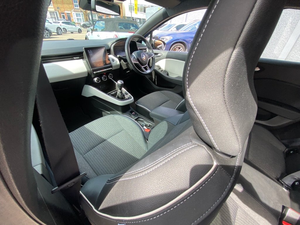 RENAULT CLIO (2023) 1.0 TCe Techno Hatchback - Image 11