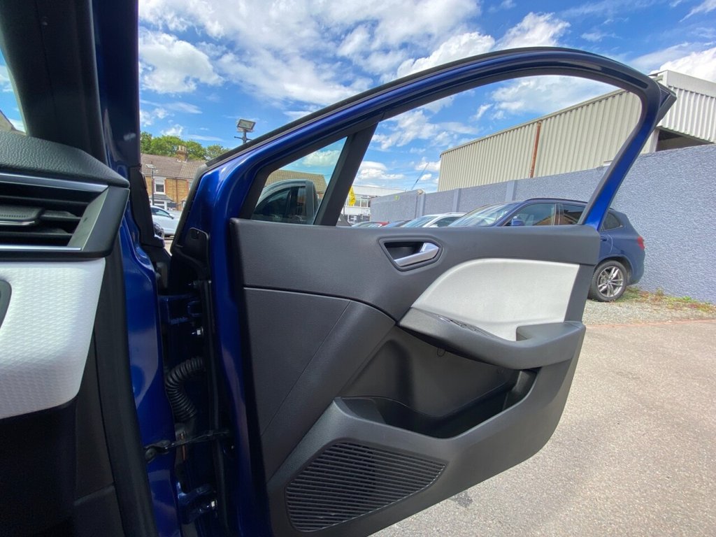 RENAULT CLIO (2023) 1.0 TCe Techno Hatchback - Image 30