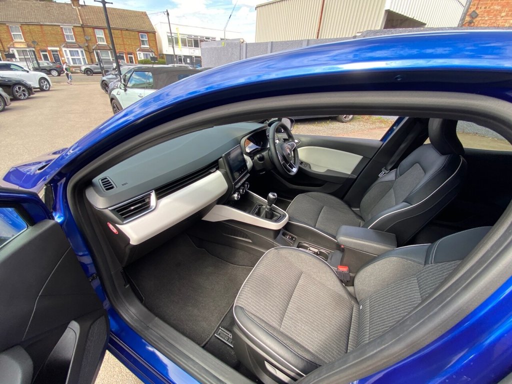 RENAULT CLIO (2023) 1.0 TCe Techno Hatchback - Image 33