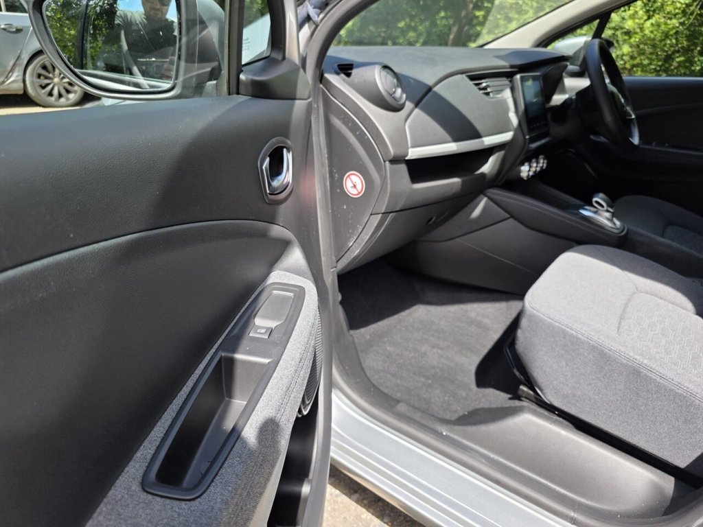 RENAULT ZOE (2021) R135 EV50 52kWh Iconic Hatchback - Image 17